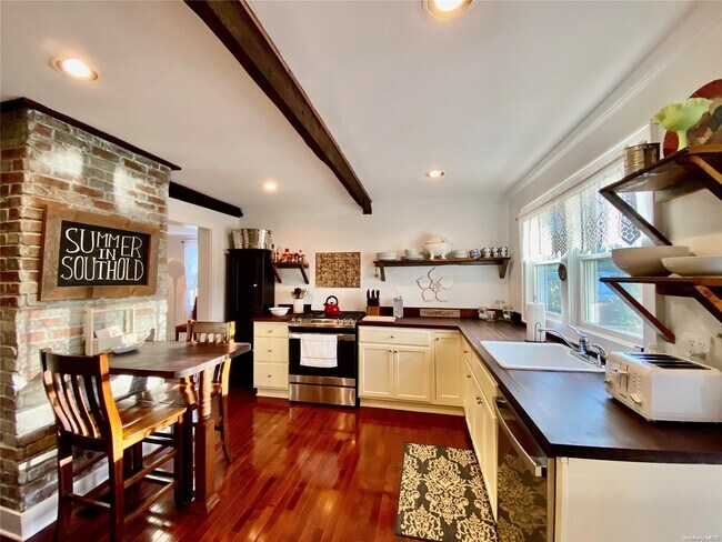 Photo - 1975 Youngs Ave