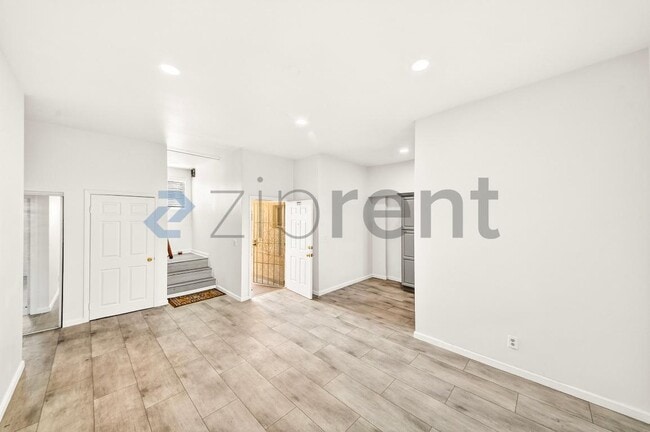 Photo - 1122 S Kingsley Dr