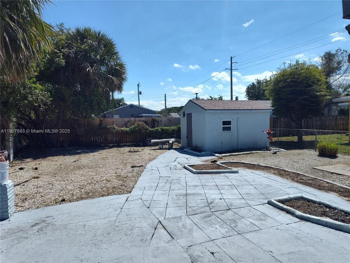 Photo - 173 W 16th St Unidad #B