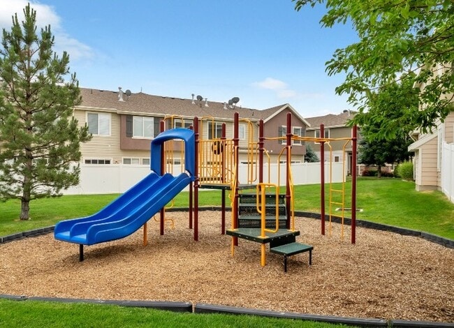 Photo - Bright 3-Bed, 2-Bath Condo with Mountain Views & Community Amenities Unidad None