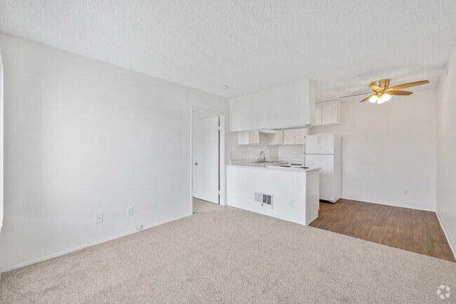 1 habitación, 1 baño - 500 pies cuadrados - Sala de estar / Comedor