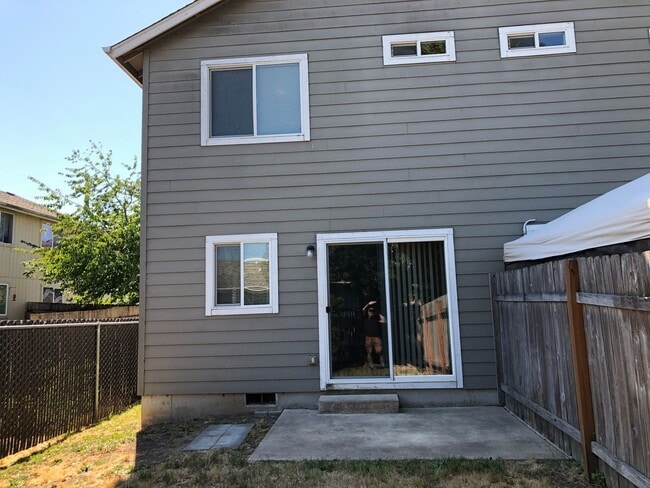 Photo - Newer 4 bed 2.5 bath duplex