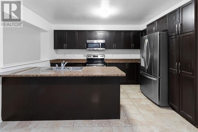 Photo - 1035 Victoria Rd S