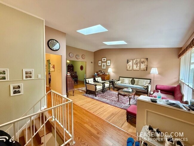 Photo - 6424 Hollins Dr