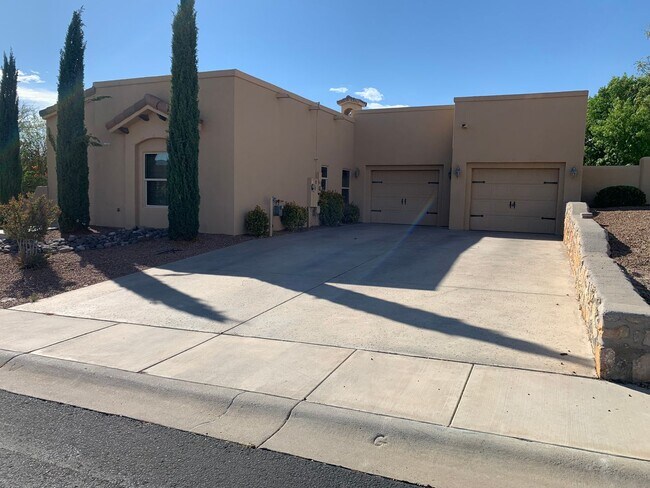 Beautiful 3 bedroom/2.5 bath house with of... - Beautiful 3 bedroom/2.5 bath house with of...