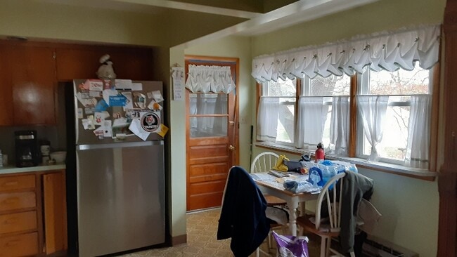 Eat-in Kitchen - 10442 Swamp Rd