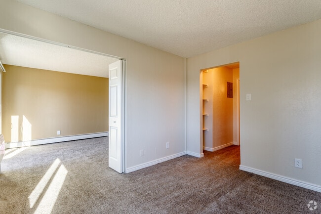 1BR, 1BA - 570SF - Greentree Village Apartments