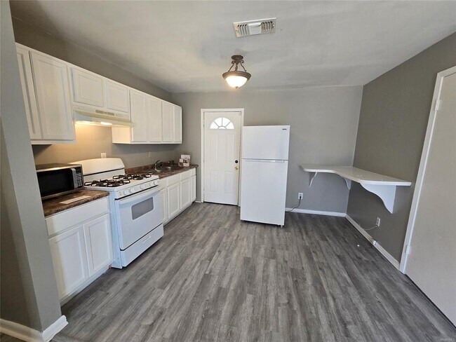 4104 Lone Oak Dr
