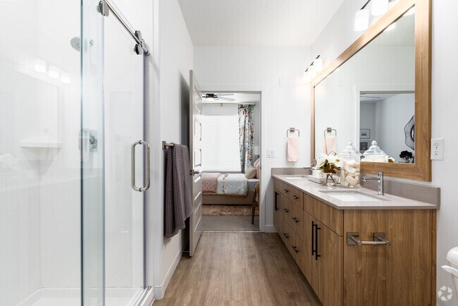 2BR, 2BA - 1,046SF