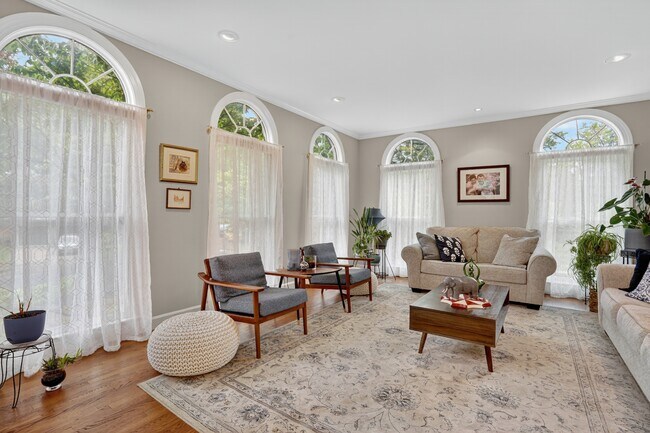 Photo - 401 N Lombardy St