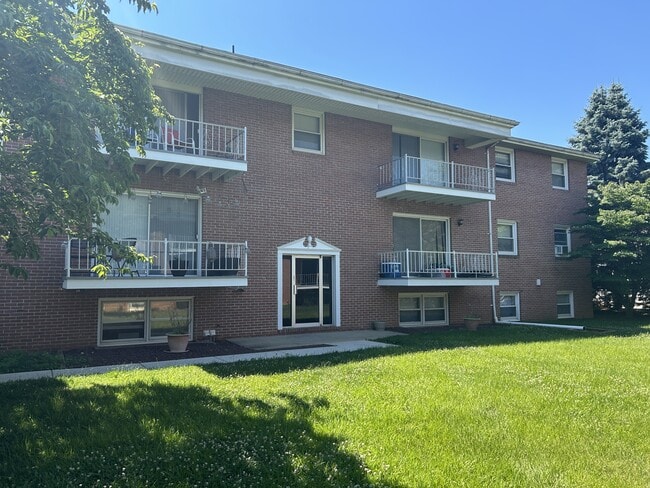 Building Photo - 103 N Edgewood Dr Unit Apt 8