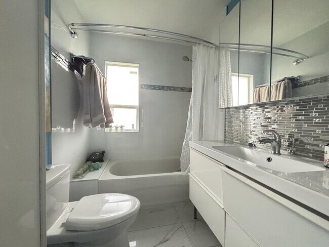 Photo - 2 bedroom in Burnaby BC V5E 1A4