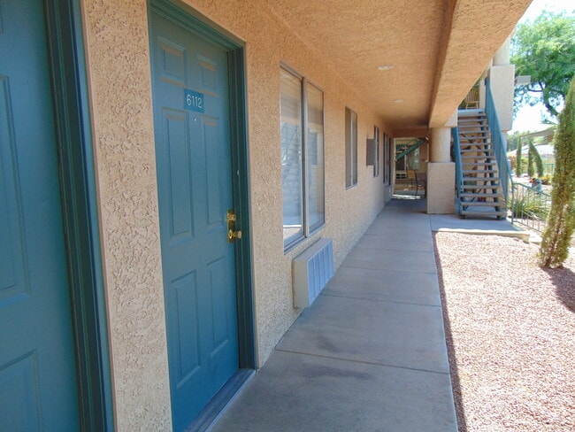 Building Photo - Lower Level Smokey Lane 1 bedroom, 1 bath ...