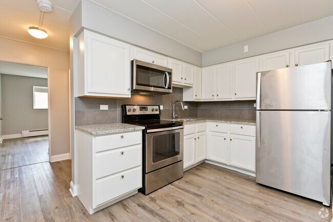 Building Photo - Recently Renovated 2 Bedroom Garden Apartment Unit F8