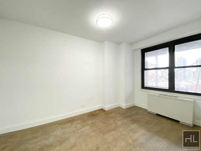 E 82 St