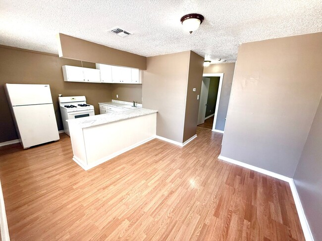 Photo - AVAILABLE NOW! 2 Bedroom / 1 Bath Duplex Near Brooks City Base!