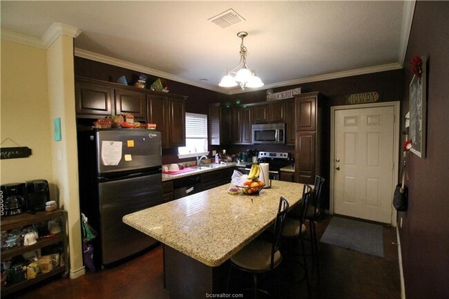 Building Photo - Spacious 4 Bedroom, 3 Bathroom House in Horse Haven!