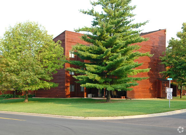 Building Photo - Landmark Estates Rental