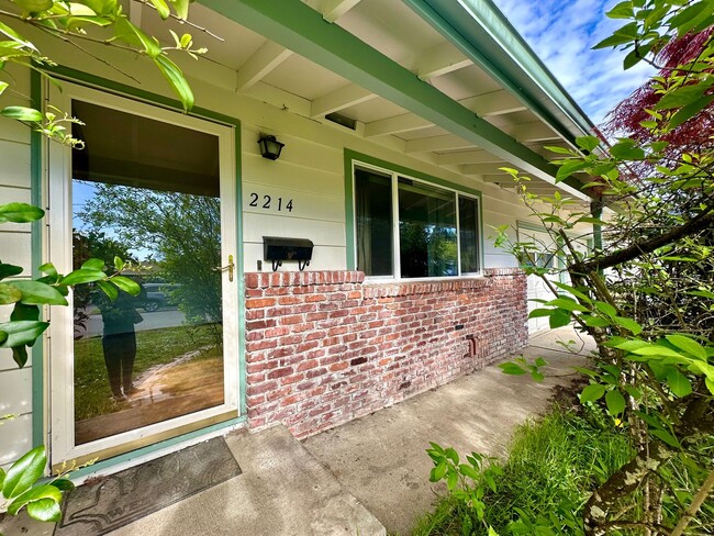 3 bedroom, single level, 3-car garage spac... - 3 bedroom, single level, 3-car garage spac... House