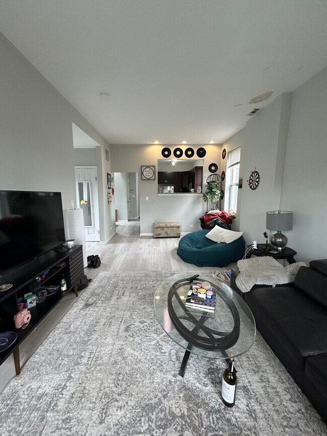 Photo - 2246 W Belden Ave Unit 3F,