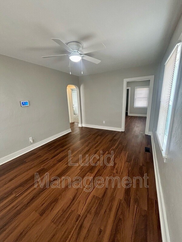 Photo - 1547 Longfield Ave