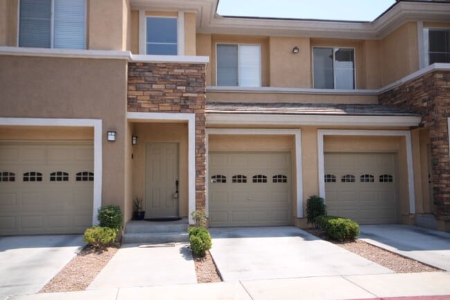 Building Photo - Close to shopping and easy access to Freeway!!!