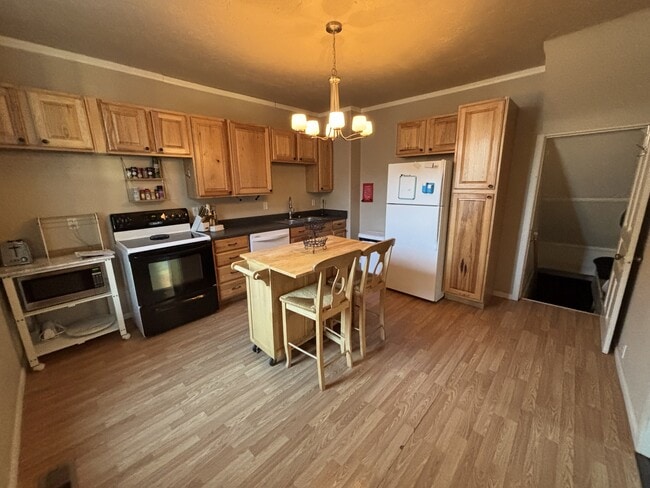 Photo - 1145 W Platinum St