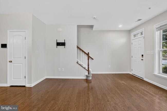 Photo - 2613 Campus Way N