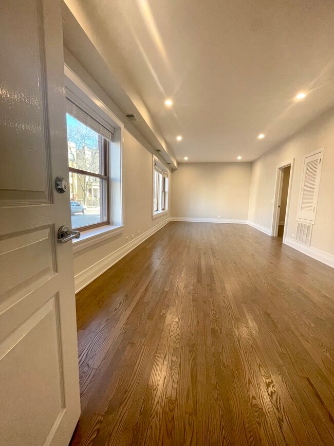 Building Photo - 2539 W Iowa St Unit 3