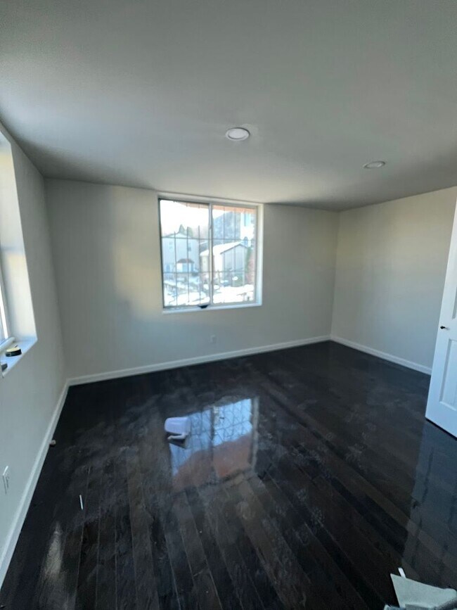 Building Photo - 648 S 17th St Unit Apt 1