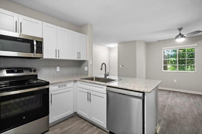 Club Lake Pointe Apartments