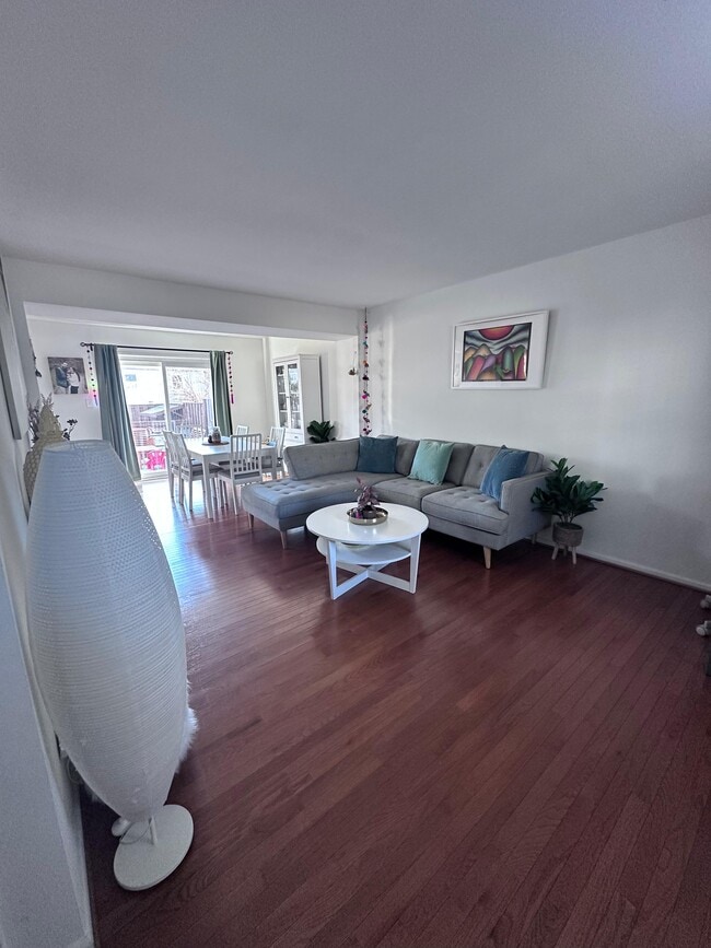 Photo - 5572 Hollins Ln