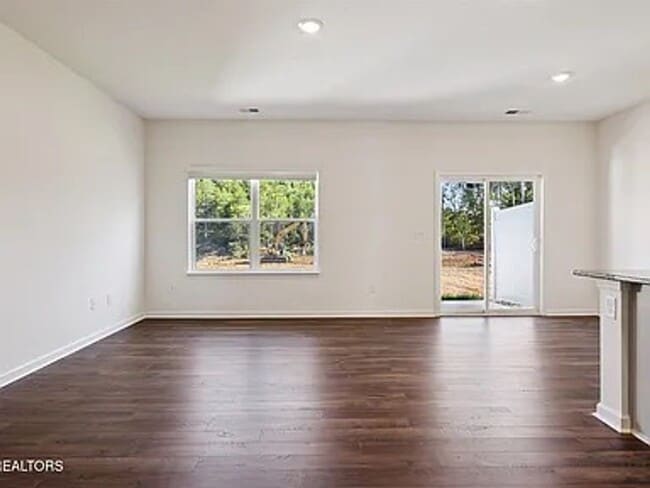 Photo - KODAK LOCATION! Lots of Amenities!!