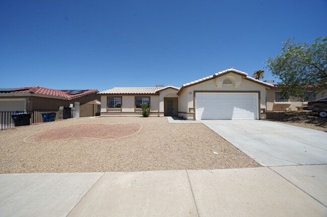 Building Photo - Showings Available NOW