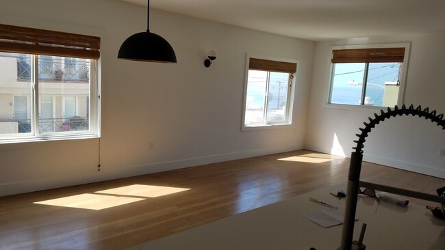 Building Photo - 201 42nd St Unit 201 42nd St. MB Rental