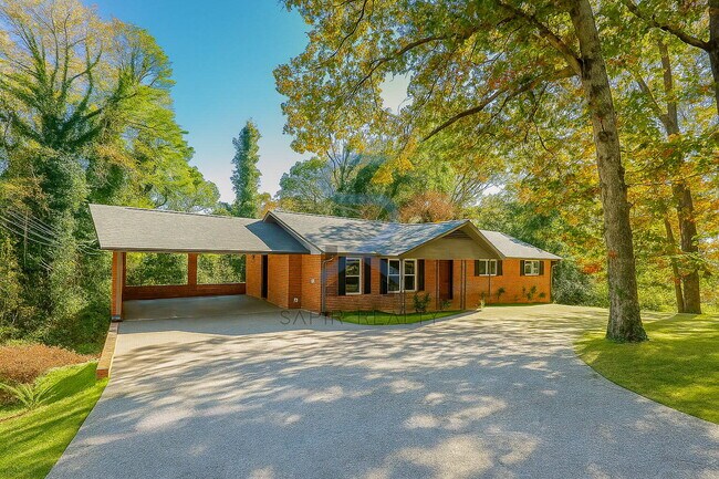 Building Photo - 5425 Skyview Dr SW