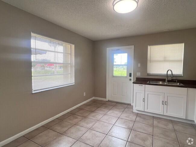 Building Photo - Rare Find - Prime Location Rental