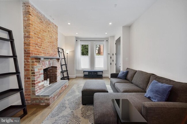 Photo - 2298 Champlain St NW