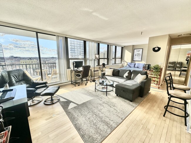 Photo - 2740 N Pine Grove Ave Unidad 12F