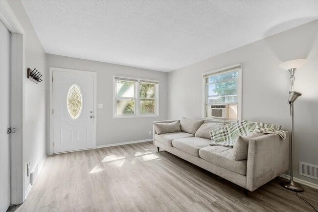 Photo - 928 8th Ave S