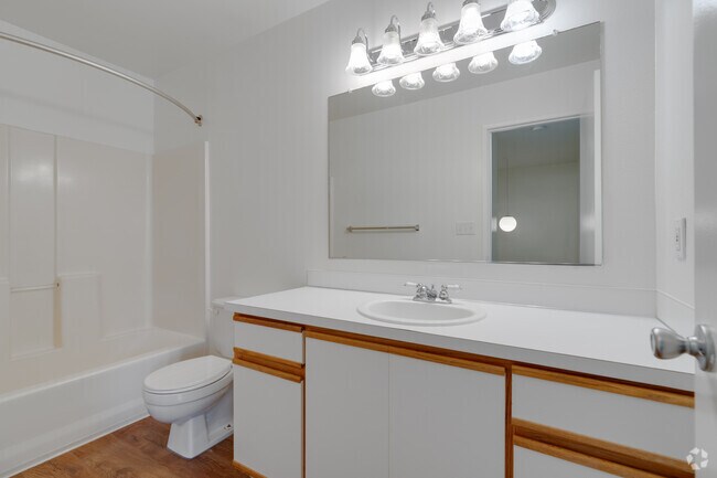 2BR, 1.5BA - 994SF - Primary Bathroom