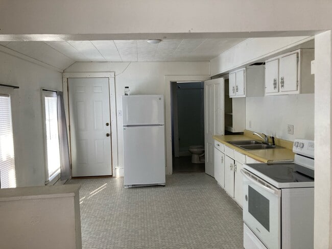 Building Photo - 146 1st St Unit #3
