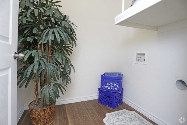 2BR,2BA - 1038SF - LAUNDRY