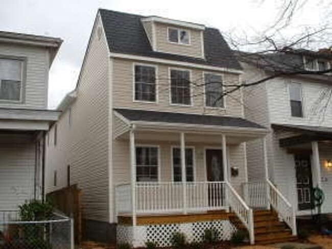 Building Photo - Large 3 Bedroom | 2.5 Bath in The Fan!