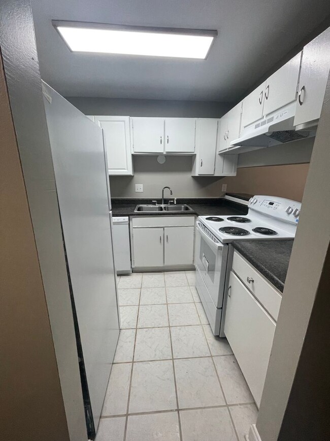 Photo - Welcome to this charming 1-bedroom, 1-bathroom Apartment, located in the vibrant city of Charlott...