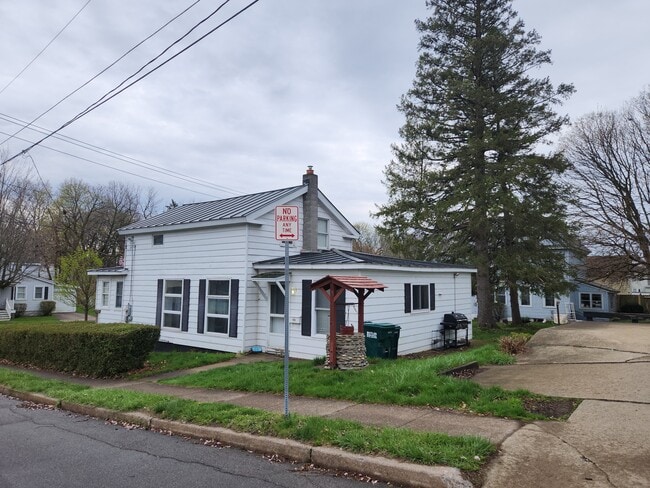 Photo - 123 W Mohawk St