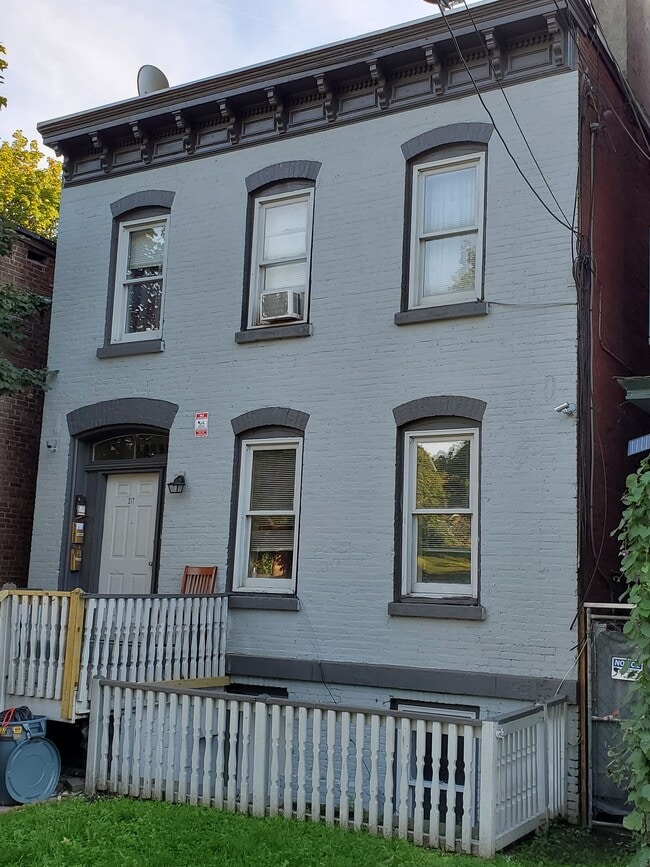 Building Photo - 217 3rd St Unit 2