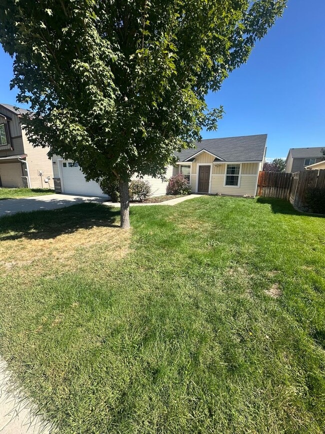 Building Photo - 3 bedroom 2 bath home in beautiful Meridia...