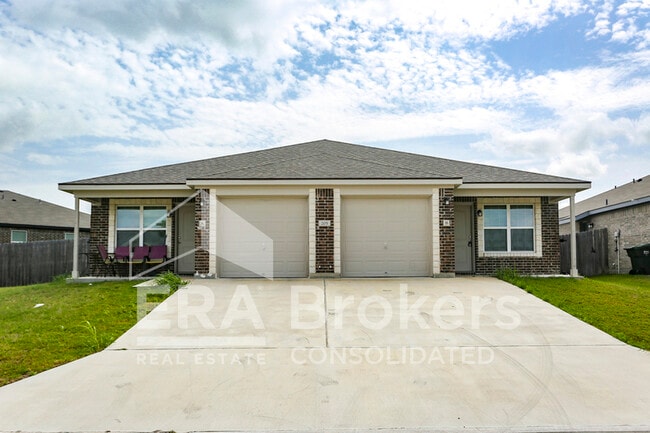 Building Photo - 205 Dolphin Dr Unit B
