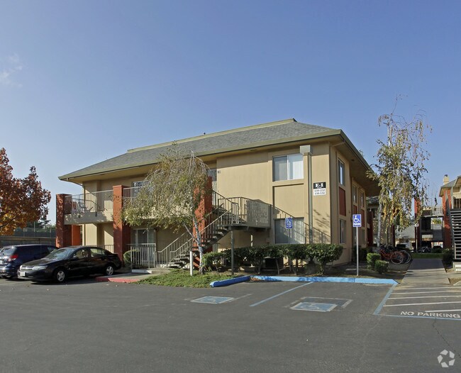 Lakeshore Apartments For Rent in Davis, CA
